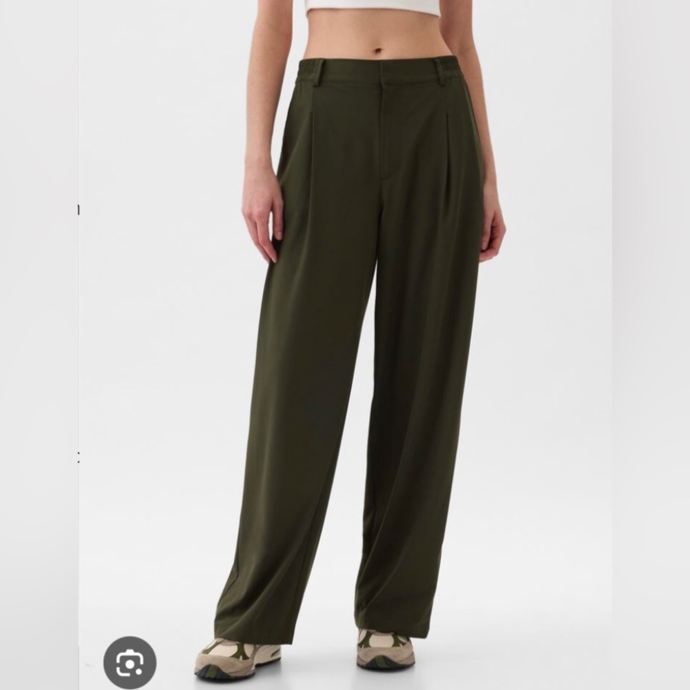 GapFit 2023 High Rise Runaround Cargo Joggers Woman Large Mistletoe Streetwear